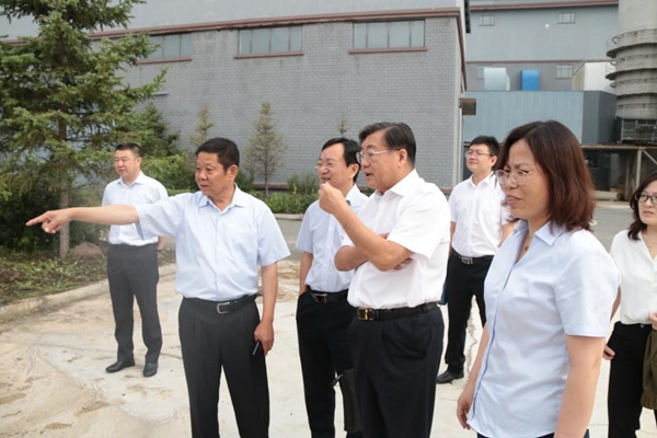 24马东虎总司理向王岩董事长、许汉林副总裁介绍生产运行情形.jpg
