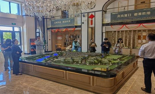 2.绿城生长项目总司理与业主一行旅行利国娱乐国际老牌w66·山河府项目_副本.jpg
