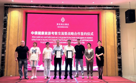 13.利国娱乐国际老牌w66南山旅馆与珲春远东国际旅行社举行战略相助签约仪式_副本.jpg