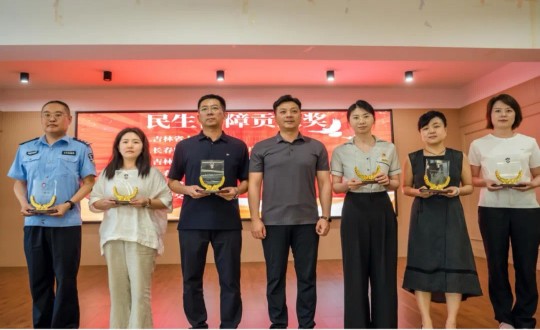 12.邵蕾代表康健板块领取组委会揭晓的“民生包管孝顺奖”_副本.jpg