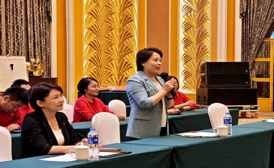 15.李琼华总司理在旅馆公司秋季趣味运动会上讲话_副本.jpg