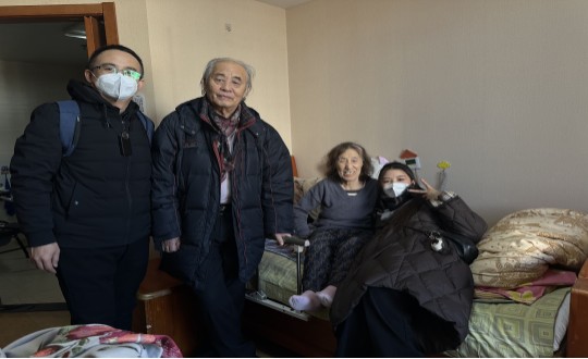 10.康健工业集团居家服务事业部同事与吴奶奶合影留念_副本.jpg
