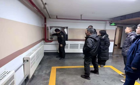 4.净月区相关部分组成消防清静检查组对利国娱乐国际老牌w66净月府举行高层消防检查_副本.jpg